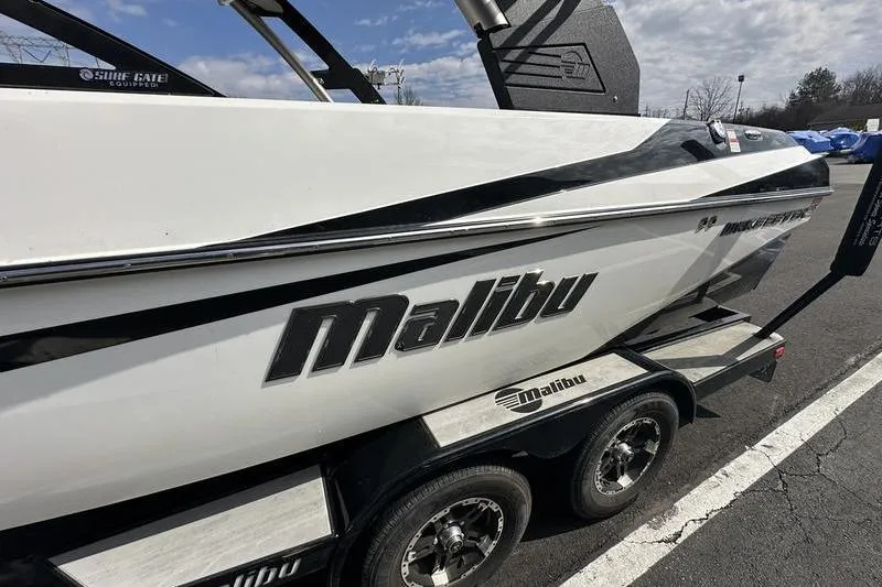 Slide: The Image of 2018 Malibu Wakesetter 21 VLX boat on trailer, side view. - 12