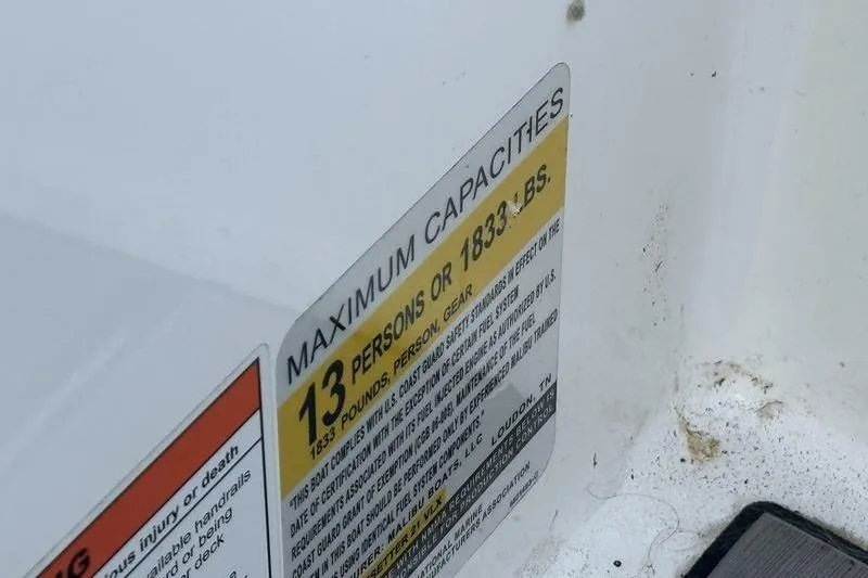 Slide: The Image of Capacity label on 2018 Malibu Wakesetter 21 VLX, max 13 persons or 1833 lbs. - 23