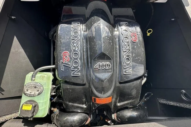 Slide: The Image of 2018 Malibu Wakesetter 21 VLX Monsoon 6.2L engine, showcasing 410 horsepower. - 25