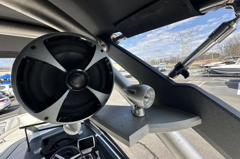 Slide: The Image of 2018 Malibu Wakesetter 21 VLX boat speaker and light detail. - 32