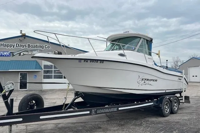 The Image of 2004 Seaswirl Striper 2601 Walkaround I/O boat on trailer at Happy Days Boating Co. - 0