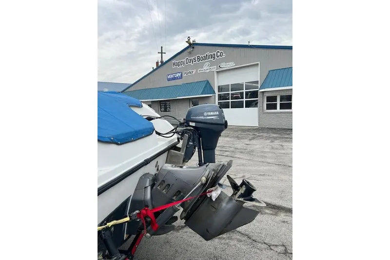 Slide: The Image of 2004 Seaswirl Striper 2601 Walkaround I/O at Happy Days Boating Co. dealership. - 11