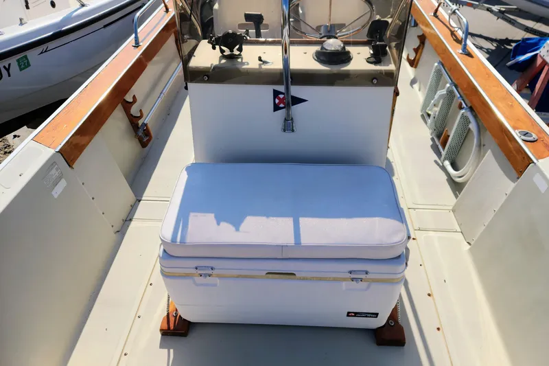 Slide: The Image of 1978 Boston Whaler Outrage 20 boat interior with seating and steering console. - 12
