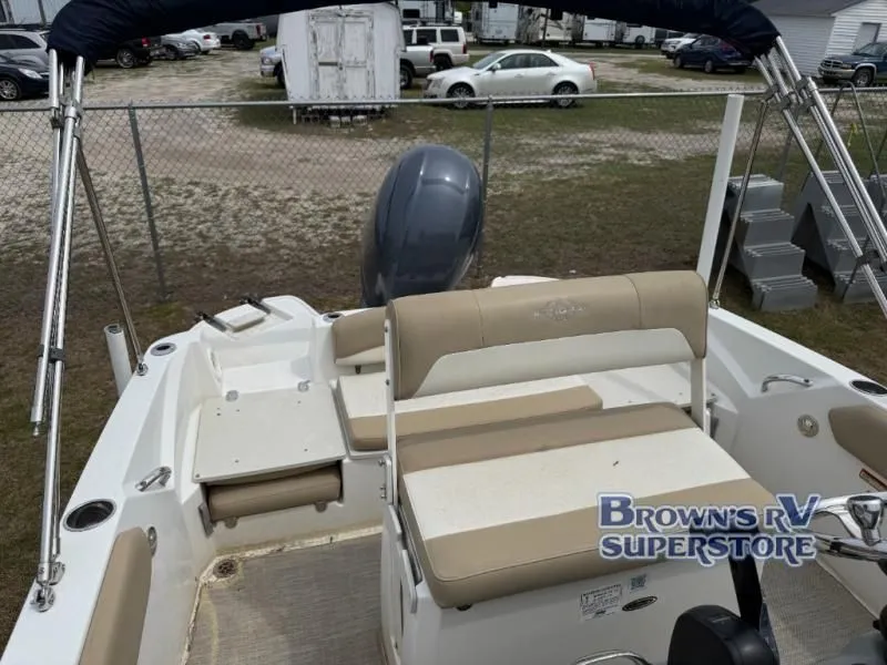 Slide: The Image of 2018 Stingray 206 boat at Brown's RV Superstore. - 8