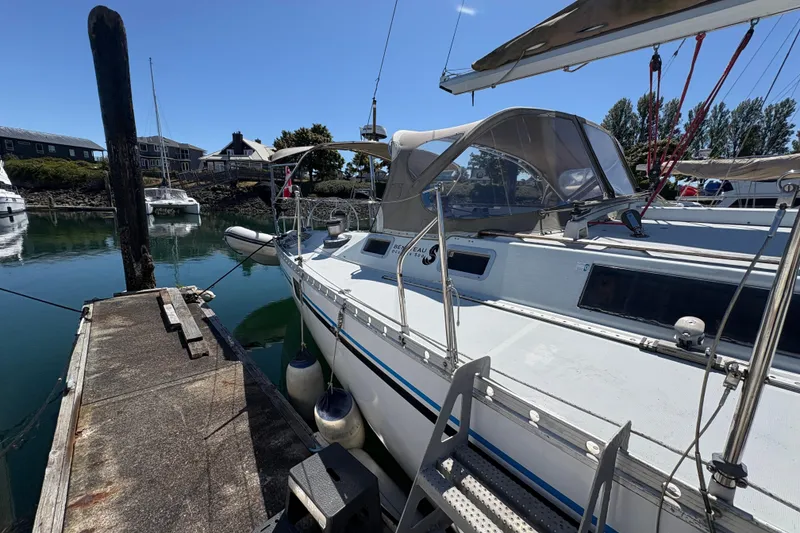 Slide: The Image of 1990 Beneteau Oceanis 500 sailboat docked at a marina on a sunny day. - 15