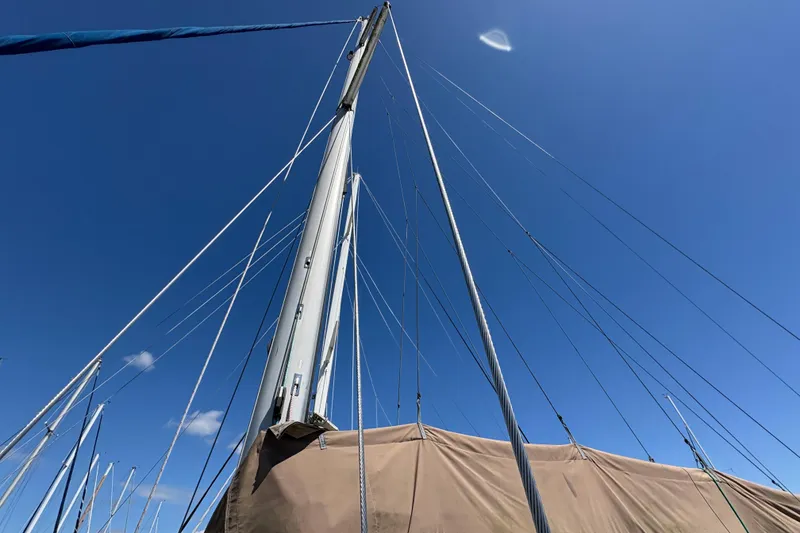 Slide: The Image of Mast and rigging of 1990 Beneteau Oceanis 500 sailboat against clear blue sky. - 29