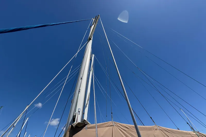 Slide: The Image of Mast and rigging of 1990 Beneteau Oceanis 500 sailboat against clear blue sky. - 30