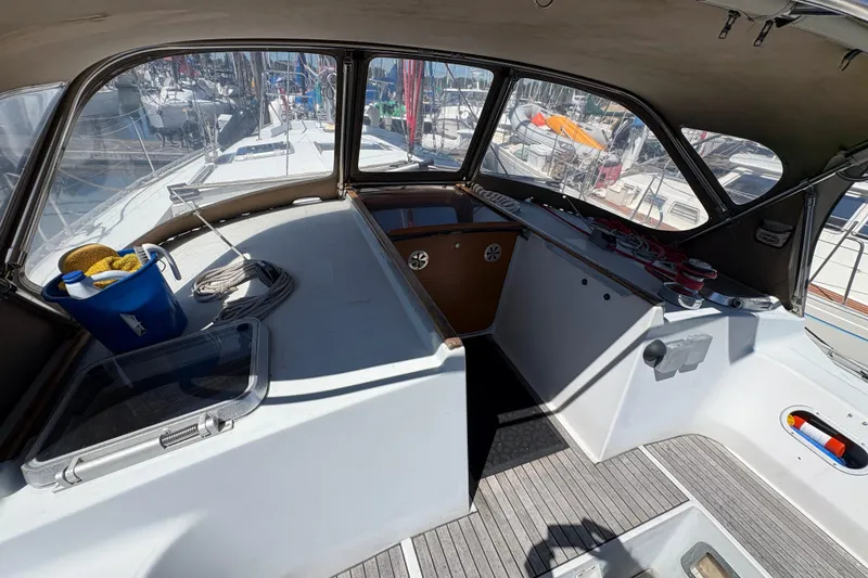 Slide: The Image of Cockpit of 1990 Beneteau Oceanis 500 sailboat with cleaning supplies and ropes. - 46
