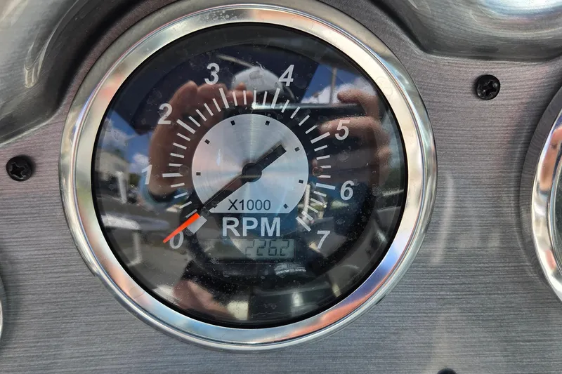 Slide: The Image of Tachometer of 2017 NauticStar 203DC Sport Deck showing RPM reading. - 7