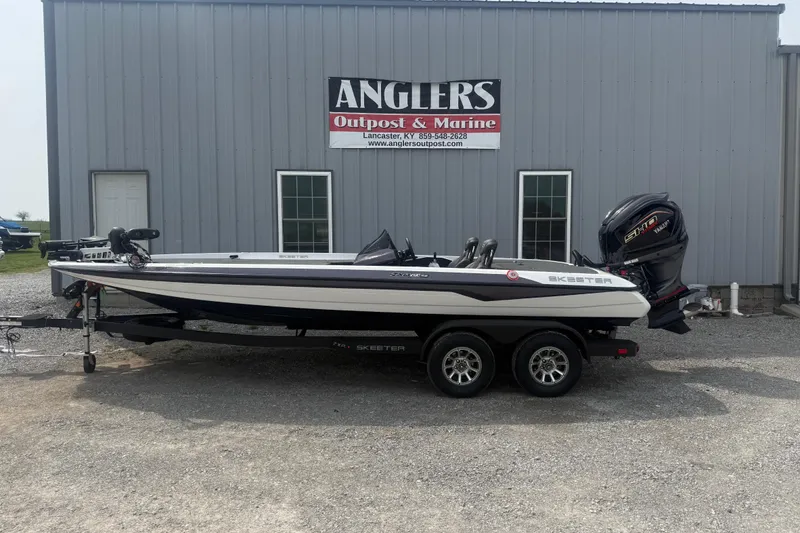 The Image of 2026 Skeeter ZXR21 SE boat on trailer outside Anglers Outpost & Marine building. - 1