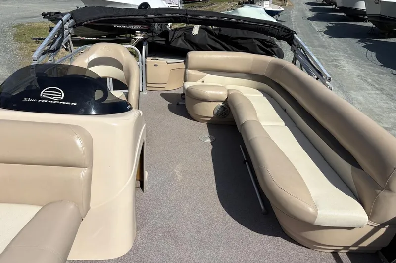 Slide: The Image of 2016 Sun Tracker Fishin' Barge 20 DLX pontoon boat with beige seating and helm. - 7