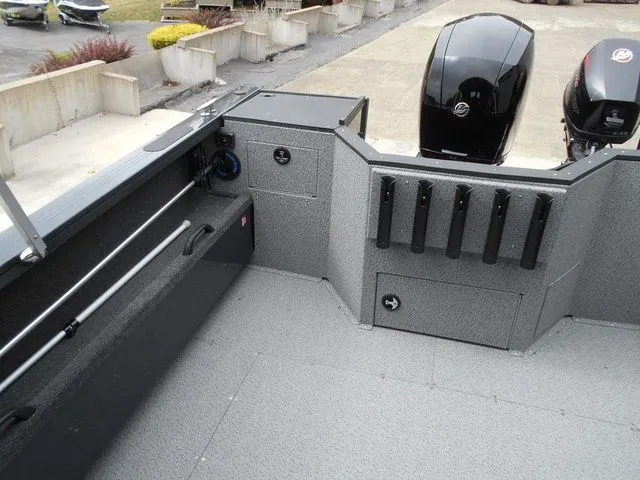 Slide: The Image of Crestliner 1850 Commander 2026 - 10