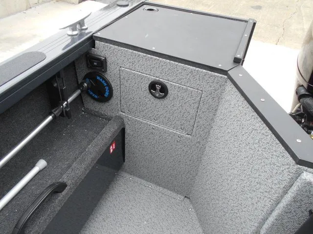 Slide: The Image of Crestliner 1850 Commander 2026 - 11