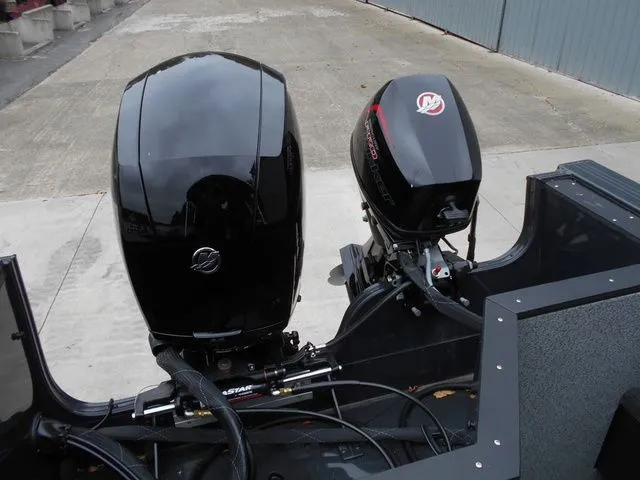 Slide: The Image of Crestliner 1850 Commander 2026 - 13