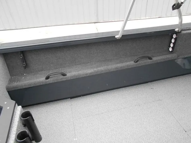 Slide: The Image of Crestliner 1850 Commander 2026 - 14