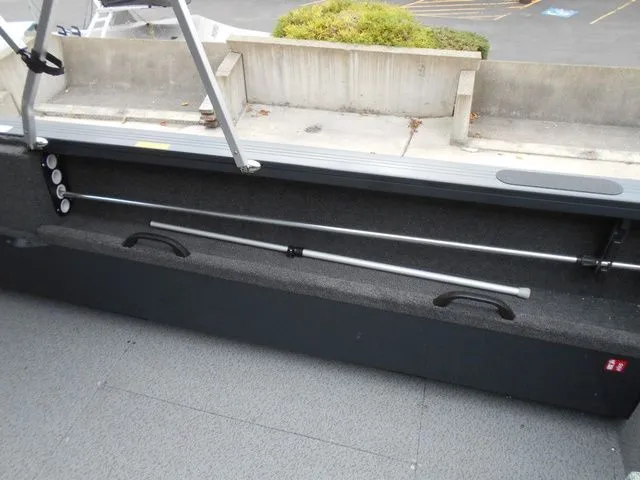 Slide: The Image of Crestliner 1850 Commander 2026 - 15