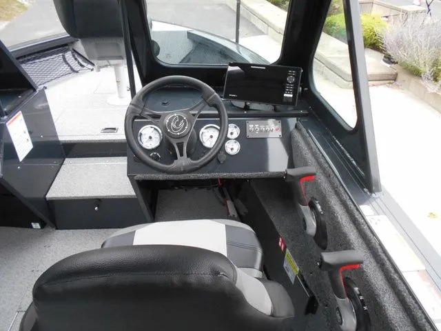 Slide: The Image of Crestliner 1850 Commander 2026 - 16