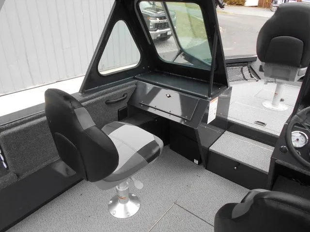 Slide: The Image of Crestliner 1850 Commander 2026 - 17