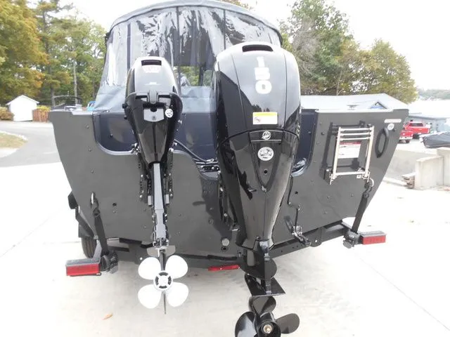 Slide: The Image of Crestliner 1850 Commander 2026 - 5