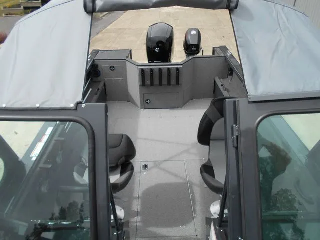 Slide: The Image of Crestliner 1850 Commander 2026 - 7