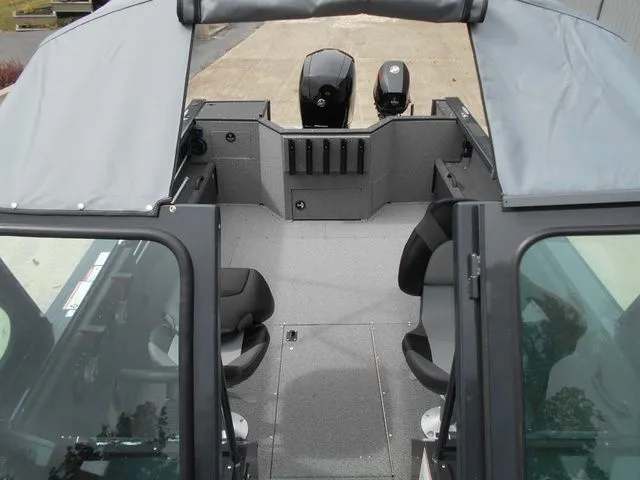 Slide: The Image of Crestliner 1850 Commander 2026 - 8