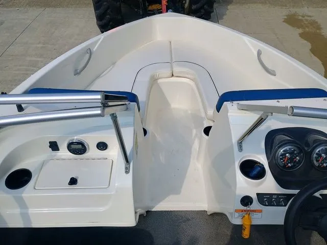 Slide: The Image of Bayliner 175 Bowrider 2016 - 8