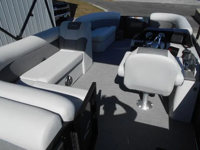 Slide: The Image of Crest Conquest SE 200 Cruise 2026 - 7