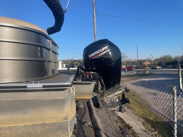 Slide: The Image of Bentley Pontoons 20LE 2023 - 8