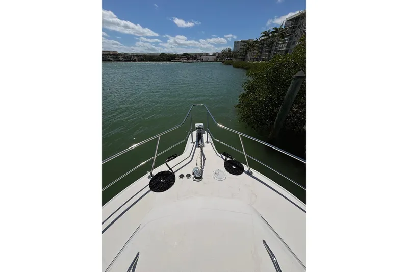 Slide: The Image of Bow view of 1998 Sea Ray 500 Sundancer on calm water, clear sky. - 24