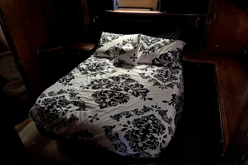 Slide: The Image of Luxurious bedroom in 2005 Cruisers Yachts 405 Express Motoryacht with elegant bedding. - 17