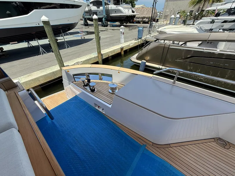 Slide: The Image of Azimut Magellano 25M 2026 - 80