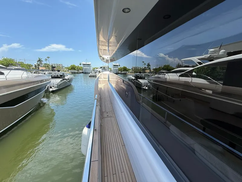 Slide: The Image of Azimut Magellano 25M 2026 - 84