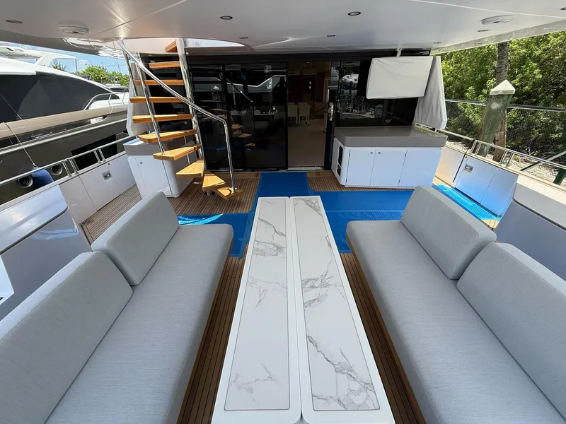 Slide: The Image of Azimut Magellano 25M 2026 - 92