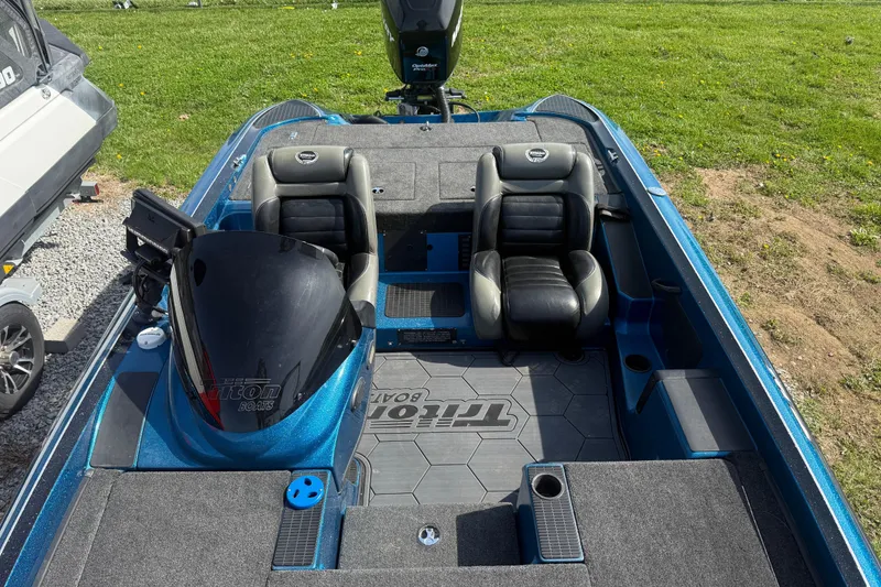 Slide: The Image of 2006 Triton Tr-196 SC boat interior with dual seats and steering console. - 7