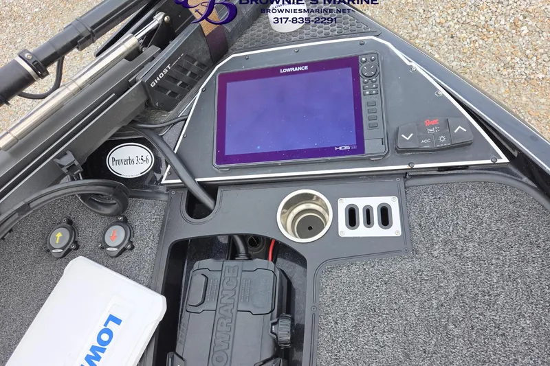 Slide: The Image of 2023 Ranger Z520R boat dashboard with Lowrance display and control panel. - 7