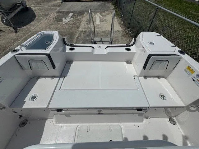 Slide: The Image of Yamaha Boats 252 FSH Sport 2025, spacious deck with storage compartments. - 25