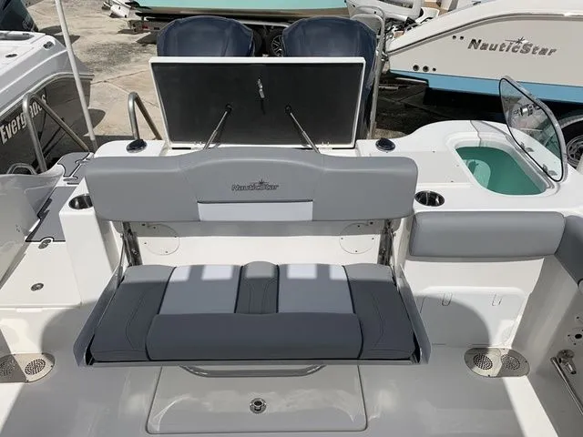 Slide: The Image of NauticStar 28 XS 2021 - 11