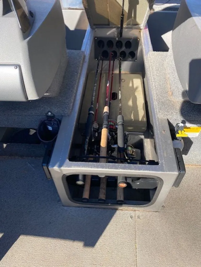 Slide: The Image of Crestliner 1650 Fish Hawk 2013 - 12