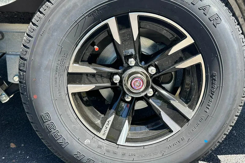 Slide: The Image of 2026 Vexus ACX 2000 wheel with black alloy rim and tire details. - 33