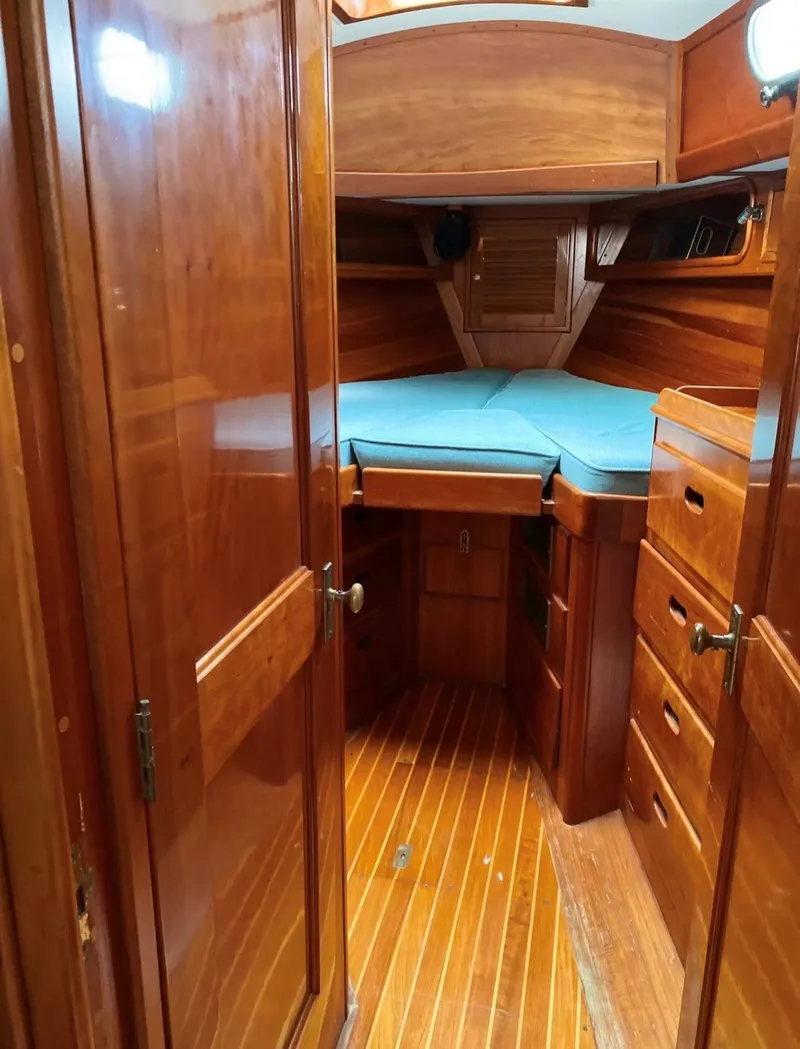 Slide: The Image of Able 42 Custom Yacht 1990 - 42