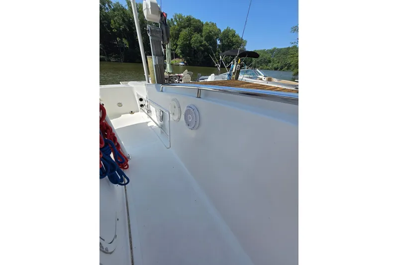 Slide: The Image of 2003 Sea Pro 206 Center Console boat interior with ropes and lake view. - 7