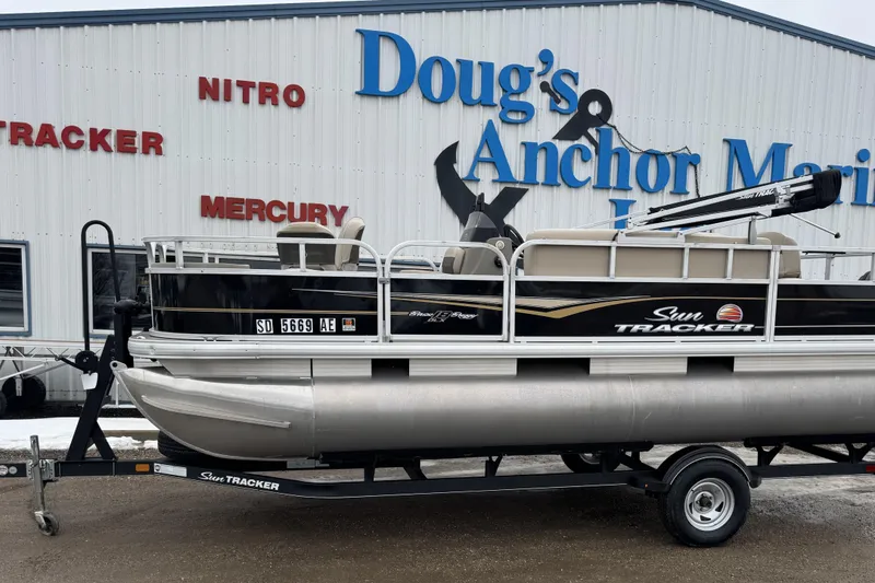 The Image of Sun Tracker Bass Buggy 18 DLX 2020 - undefined