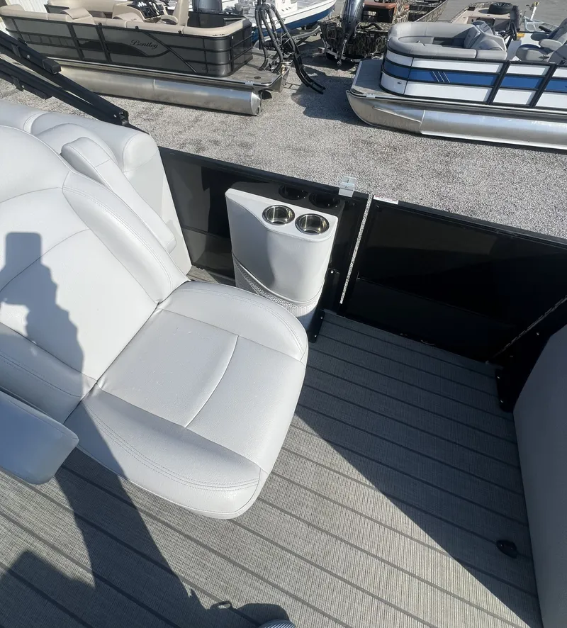 Slide: The Image of Bentley Pontoons Legacy 200 Navigator 2023 - 8