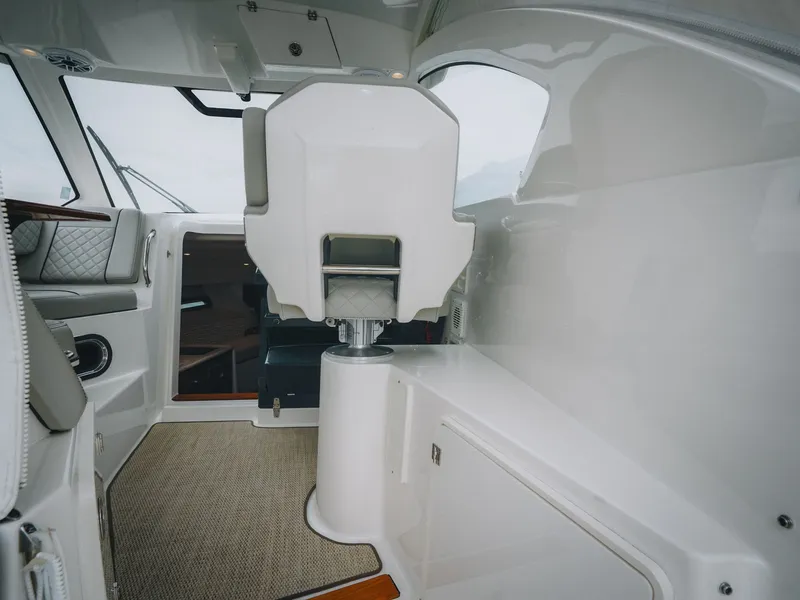 Slide: The Image of Pursuit OS 325 Offshore 2023 - 32