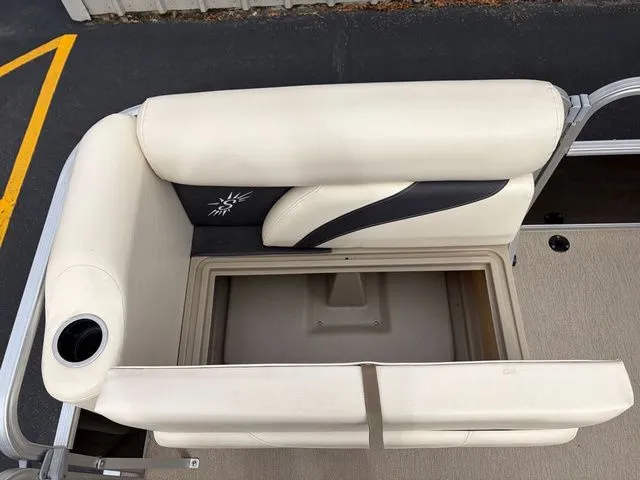 Slide: The Image of Sun Tracker 1818 Oasis 2020 - 27