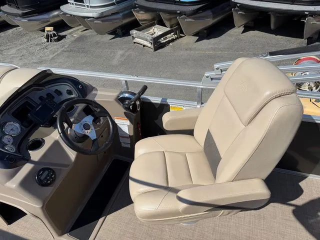 Slide: The Image of Sun Tracker Party Barge 20 DLX 2021 - 11