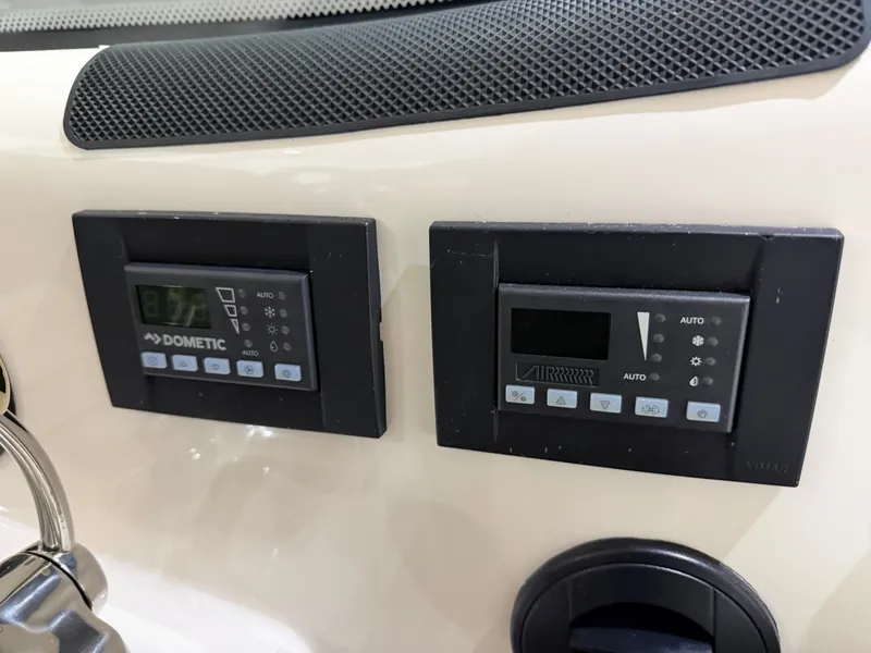 Slide: The Image of Tiara 4300 Sovran 2009 - 14