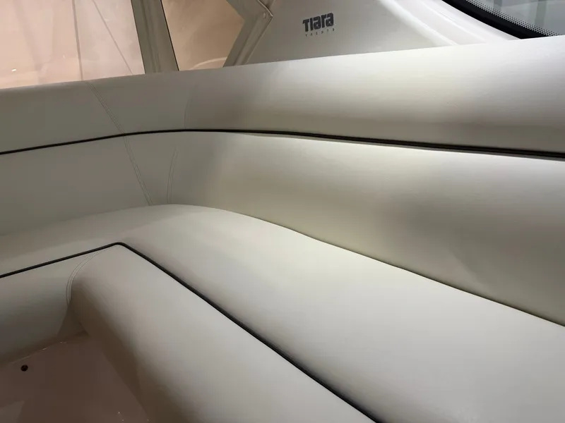 Slide: The Image of Tiara 4300 Sovran 2009 - 17