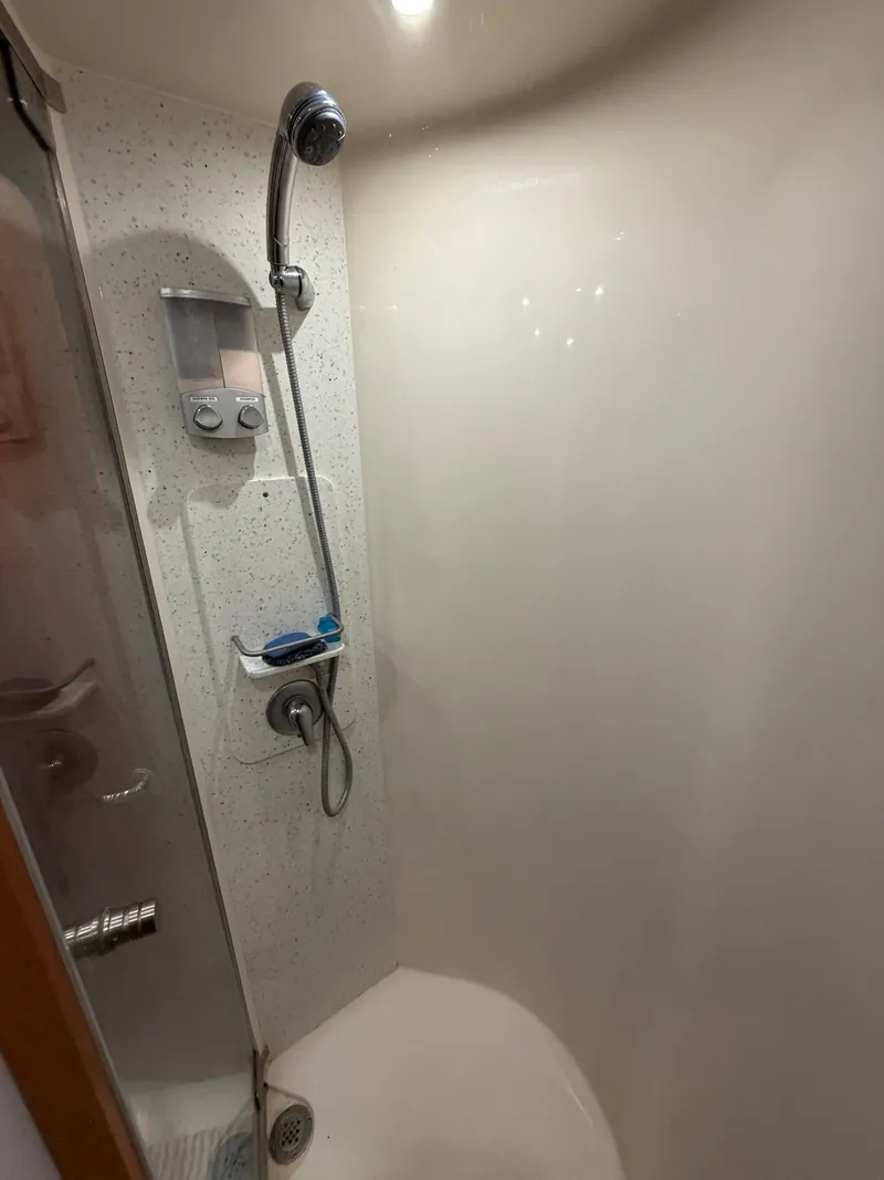 Slide: The Image of Tiara 4300 Sovran 2009 - 21