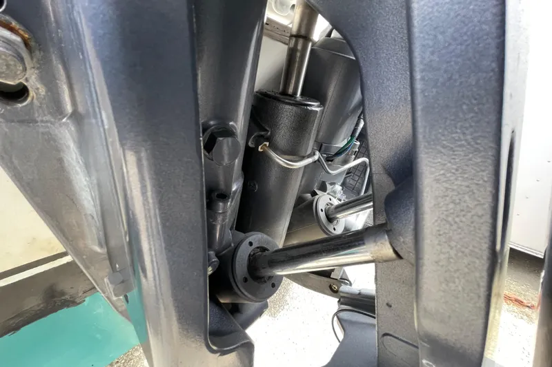 Slide: The Image of CLEAN AND CORROSION FREETRIM AND TILT CYMINDERS & MOTOR!!! SEALS ALL IN GREAT SHAPE AND WORK GREAT!! - 37